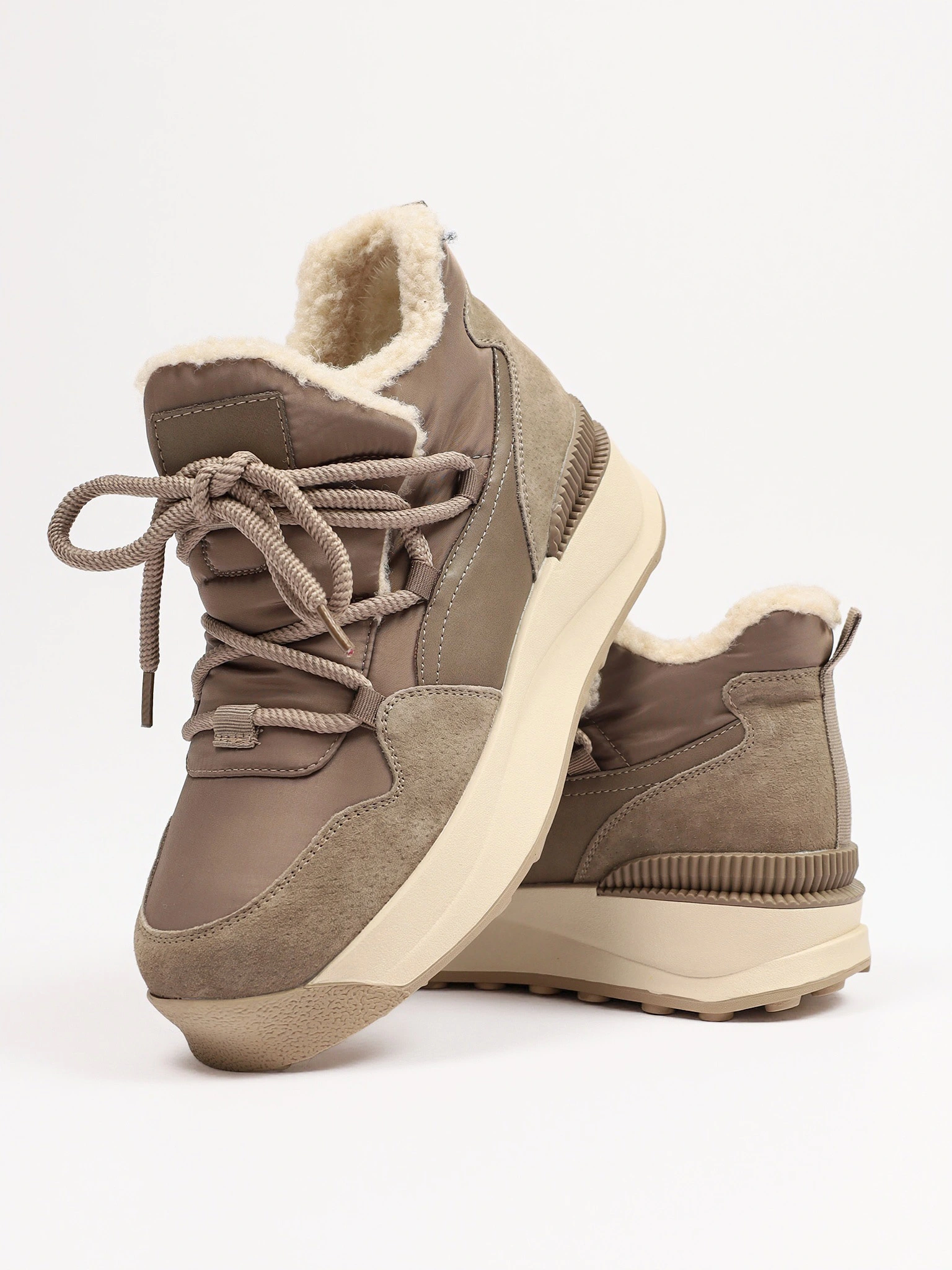 Ботинки комбинированные бежевого цвета на контрастной средней подошве